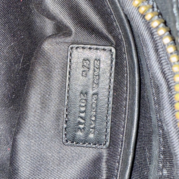 Crossbody or shoulder bag in black leather with gold studs. - Picture 8 of 8